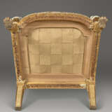 A PAIR OF LATE LOUIS XVI WHITE-PAINTED AND GILTWOOD FAUTEUILS - Foto 17