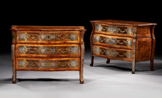 A PAIR OF SOUTH GERMAN WALNUT, FRUITWOOD, BRASS AND PEWTER-INLAID BOULLE MARQUETRY COMMODES - Foto 1