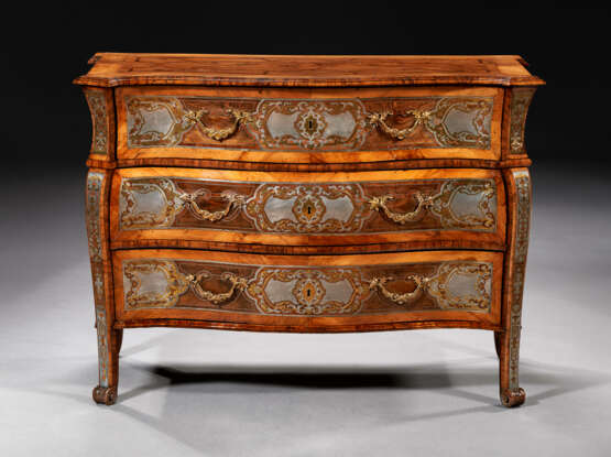 A PAIR OF SOUTH GERMAN WALNUT, FRUITWOOD, BRASS AND PEWTER-INLAID BOULLE MARQUETRY COMMODES - фото 2