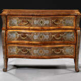 A PAIR OF SOUTH GERMAN WALNUT, FRUITWOOD, BRASS AND PEWTER-INLAID BOULLE MARQUETRY COMMODES - photo 2