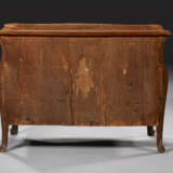 A PAIR OF SOUTH GERMAN WALNUT, FRUITWOOD, BRASS AND PEWTER-INLAID BOULLE MARQUETRY COMMODES - Foto 3