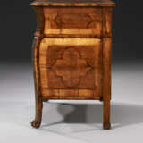 A PAIR OF SOUTH GERMAN WALNUT, FRUITWOOD, BRASS AND PEWTER-INLAID BOULLE MARQUETRY COMMODES - Foto 4