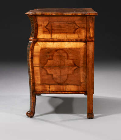 A PAIR OF SOUTH GERMAN WALNUT, FRUITWOOD, BRASS AND PEWTER-INLAID BOULLE MARQUETRY COMMODES - Foto 4