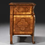 A PAIR OF SOUTH GERMAN WALNUT, FRUITWOOD, BRASS AND PEWTER-INLAID BOULLE MARQUETRY COMMODES - Foto 5