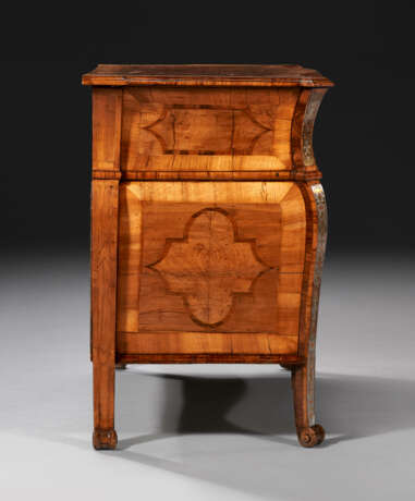 A PAIR OF SOUTH GERMAN WALNUT, FRUITWOOD, BRASS AND PEWTER-INLAID BOULLE MARQUETRY COMMODES - photo 5