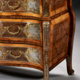 A PAIR OF SOUTH GERMAN WALNUT, FRUITWOOD, BRASS AND PEWTER-INLAID BOULLE MARQUETRY COMMODES - Foto 6