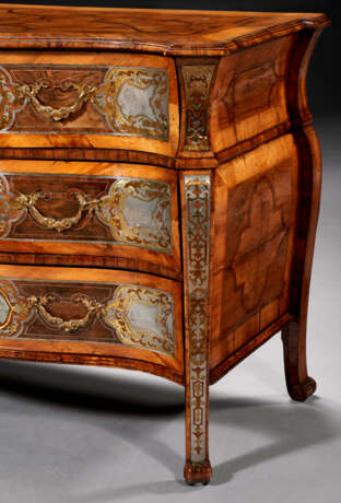 A PAIR OF SOUTH GERMAN WALNUT, FRUITWOOD, BRASS AND PEWTER-INLAID BOULLE MARQUETRY COMMODES - фото 6