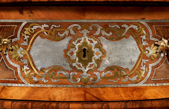 A PAIR OF SOUTH GERMAN WALNUT, FRUITWOOD, BRASS AND PEWTER-INLAID BOULLE MARQUETRY COMMODES - Foto 7