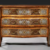 A PAIR OF SOUTH GERMAN WALNUT, FRUITWOOD, BRASS AND PEWTER-INLAID BOULLE MARQUETRY COMMODES - Foto 10