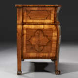 A PAIR OF SOUTH GERMAN WALNUT, FRUITWOOD, BRASS AND PEWTER-INLAID BOULLE MARQUETRY COMMODES - Foto 12