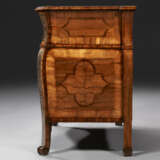 A PAIR OF SOUTH GERMAN WALNUT, FRUITWOOD, BRASS AND PEWTER-INLAID BOULLE MARQUETRY COMMODES - photo 13