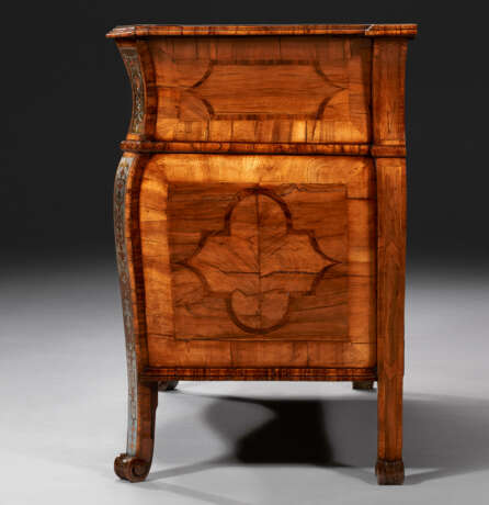 A PAIR OF SOUTH GERMAN WALNUT, FRUITWOOD, BRASS AND PEWTER-INLAID BOULLE MARQUETRY COMMODES - Foto 13