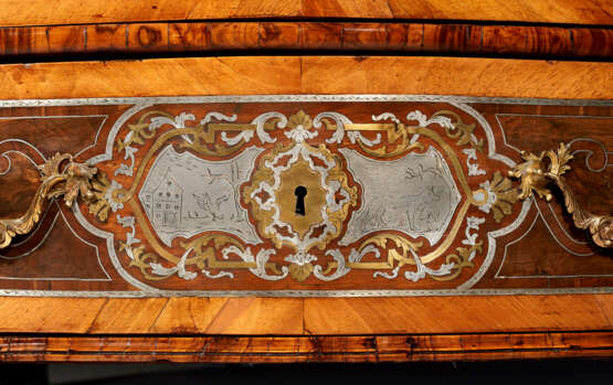 A PAIR OF SOUTH GERMAN WALNUT, FRUITWOOD, BRASS AND PEWTER-INLAID BOULLE MARQUETRY COMMODES - фото 14