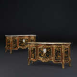 A PAIR OF LARGE ORMOLU AND JASPERWARE-MOUNTED, AMBOYNA, MAHOGANY GILT AND BLACK JAPANNED COMMODES AUX VANTAUX - фото 1