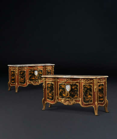 A PAIR OF LARGE ORMOLU AND JASPERWARE-MOUNTED, AMBOYNA, MAHOGANY GILT AND BLACK JAPANNED COMMODES AUX VANTAUX - photo 1