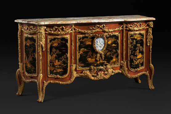 A PAIR OF LARGE ORMOLU AND JASPERWARE-MOUNTED, AMBOYNA, MAHOGANY GILT AND BLACK JAPANNED COMMODES AUX VANTAUX - photo 2