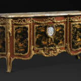 A PAIR OF LARGE ORMOLU AND JASPERWARE-MOUNTED, AMBOYNA, MAHOGANY GILT AND BLACK JAPANNED COMMODES AUX VANTAUX - фото 2