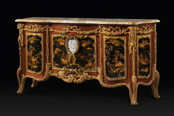 A PAIR OF LARGE ORMOLU AND JASPERWARE-MOUNTED, AMBOYNA, MAHOGANY GILT AND BLACK JAPANNED COMMODES AUX VANTAUX - Foto 3