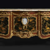 A PAIR OF LARGE ORMOLU AND JASPERWARE-MOUNTED, AMBOYNA, MAHOGANY GILT AND BLACK JAPANNED COMMODES AUX VANTAUX - фото 4