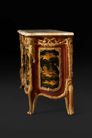 A PAIR OF LARGE ORMOLU AND JASPERWARE-MOUNTED, AMBOYNA, MAHOGANY GILT AND BLACK JAPANNED COMMODES AUX VANTAUX - Foto 5