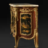 A PAIR OF LARGE ORMOLU AND JASPERWARE-MOUNTED, AMBOYNA, MAHOGANY GILT AND BLACK JAPANNED COMMODES AUX VANTAUX - Foto 5