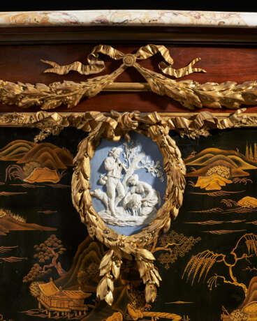 A PAIR OF LARGE ORMOLU AND JASPERWARE-MOUNTED, AMBOYNA, MAHOGANY GILT AND BLACK JAPANNED COMMODES AUX VANTAUX - фото 6