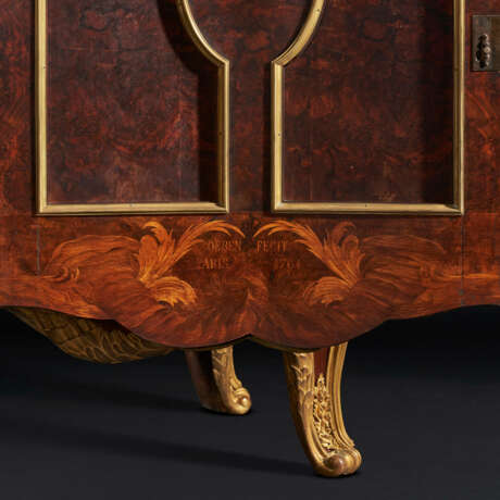A PAIR OF LARGE ORMOLU AND JASPERWARE-MOUNTED, AMBOYNA, MAHOGANY GILT AND BLACK JAPANNED COMMODES AUX VANTAUX - Foto 7