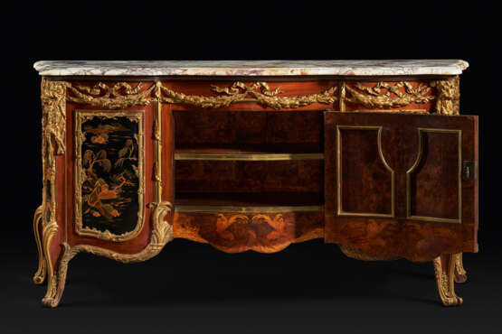 A PAIR OF LARGE ORMOLU AND JASPERWARE-MOUNTED, AMBOYNA, MAHOGANY GILT AND BLACK JAPANNED COMMODES AUX VANTAUX - Foto 8