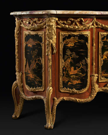 A PAIR OF LARGE ORMOLU AND JASPERWARE-MOUNTED, AMBOYNA, MAHOGANY GILT AND BLACK JAPANNED COMMODES AUX VANTAUX - Foto 9