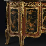 A PAIR OF LARGE ORMOLU AND JASPERWARE-MOUNTED, AMBOYNA, MAHOGANY GILT AND BLACK JAPANNED COMMODES AUX VANTAUX - фото 9