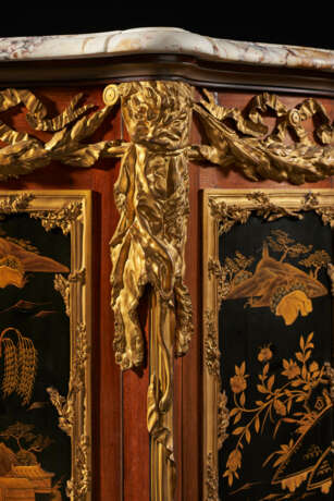 A PAIR OF LARGE ORMOLU AND JASPERWARE-MOUNTED, AMBOYNA, MAHOGANY GILT AND BLACK JAPANNED COMMODES AUX VANTAUX - фото 10