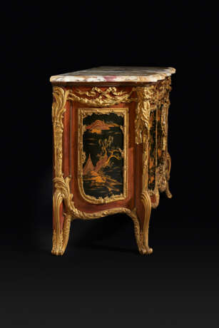 A PAIR OF LARGE ORMOLU AND JASPERWARE-MOUNTED, AMBOYNA, MAHOGANY GILT AND BLACK JAPANNED COMMODES AUX VANTAUX - photo 11