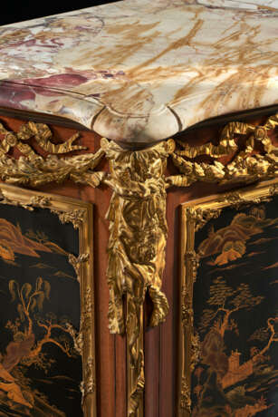 A PAIR OF LARGE ORMOLU AND JASPERWARE-MOUNTED, AMBOYNA, MAHOGANY GILT AND BLACK JAPANNED COMMODES AUX VANTAUX - фото 13