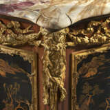 A PAIR OF LARGE ORMOLU AND JASPERWARE-MOUNTED, AMBOYNA, MAHOGANY GILT AND BLACK JAPANNED COMMODES AUX VANTAUX - Foto 13