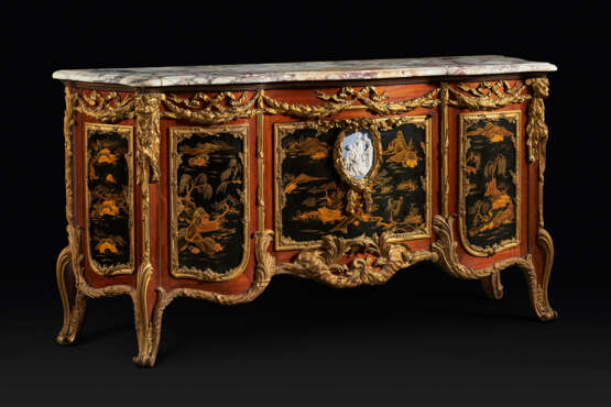 A PAIR OF LARGE ORMOLU AND JASPERWARE-MOUNTED, AMBOYNA, MAHOGANY GILT AND BLACK JAPANNED COMMODES AUX VANTAUX - фото 15