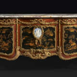 A PAIR OF LARGE ORMOLU AND JASPERWARE-MOUNTED, AMBOYNA, MAHOGANY GILT AND BLACK JAPANNED COMMODES AUX VANTAUX - фото 16