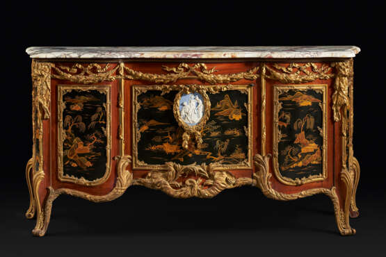 A PAIR OF LARGE ORMOLU AND JASPERWARE-MOUNTED, AMBOYNA, MAHOGANY GILT AND BLACK JAPANNED COMMODES AUX VANTAUX - Foto 16