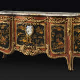 A PAIR OF LARGE ORMOLU AND JASPERWARE-MOUNTED, AMBOYNA, MAHOGANY GILT AND BLACK JAPANNED COMMODES AUX VANTAUX - Foto 17