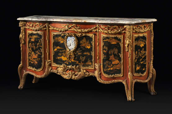 A PAIR OF LARGE ORMOLU AND JASPERWARE-MOUNTED, AMBOYNA, MAHOGANY GILT AND BLACK JAPANNED COMMODES AUX VANTAUX - photo 17