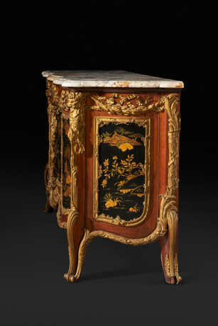 A PAIR OF LARGE ORMOLU AND JASPERWARE-MOUNTED, AMBOYNA, MAHOGANY GILT AND BLACK JAPANNED COMMODES AUX VANTAUX - Foto 18