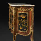 A PAIR OF LARGE ORMOLU AND JASPERWARE-MOUNTED, AMBOYNA, MAHOGANY GILT AND BLACK JAPANNED COMMODES AUX VANTAUX - Foto 18