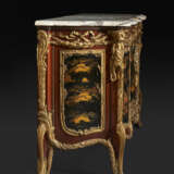A PAIR OF LARGE ORMOLU AND JASPERWARE-MOUNTED, AMBOYNA, MAHOGANY GILT AND BLACK JAPANNED COMMODES AUX VANTAUX - фото 20