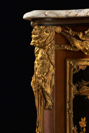 A PAIR OF LARGE ORMOLU AND JASPERWARE-MOUNTED, AMBOYNA, MAHOGANY GILT AND BLACK JAPANNED COMMODES AUX VANTAUX - photo 22