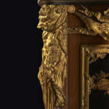 A PAIR OF LARGE ORMOLU AND JASPERWARE-MOUNTED, AMBOYNA, MAHOGANY GILT AND BLACK JAPANNED COMMODES AUX VANTAUX - Foto 22