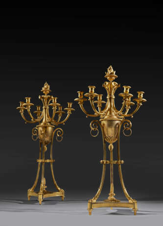 A PAIR OF LATE LOUIS XVI ORMOLU SIX-BRANCH CANDELABRA - Foto 1