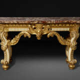 A GEORGE II WHITE-PAINTED AND PARCEL-GILT PIER TABLE - Foto 1