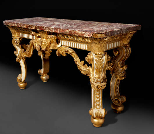 A GEORGE II WHITE-PAINTED AND PARCEL-GILT PIER TABLE - Foto 2