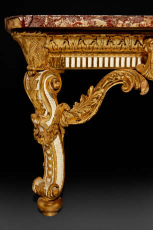 A GEORGE II WHITE-PAINTED AND PARCEL-GILT PIER TABLE - Foto 4
