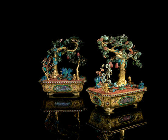 A PAIR OF CHINESE KINGFISHER FEATHER, JADE, HARDSTONE AND CORAL GILT-BRONZE MODELS OF TREES IN JARDINI&#200;RES - Foto 1