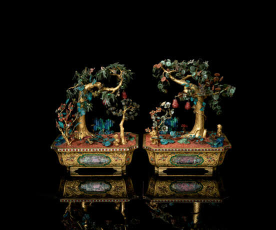 A PAIR OF CHINESE KINGFISHER FEATHER, JADE, HARDSTONE AND CORAL GILT-BRONZE MODELS OF TREES IN JARDINI&#200;RES - фото 2